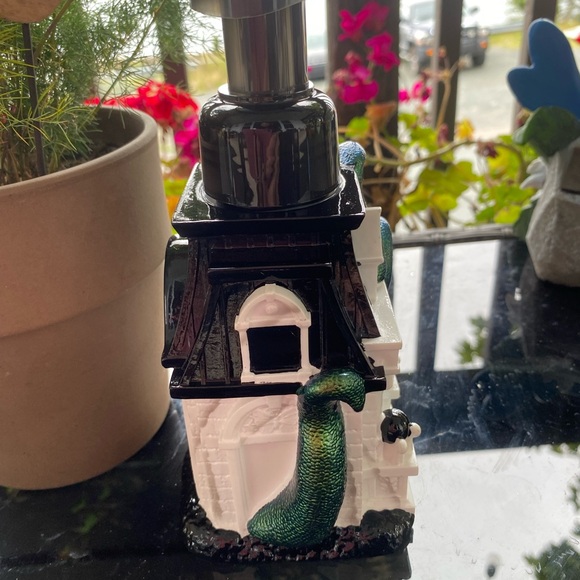 Bath and body works soap pump haunted house - Picture 2 of 4